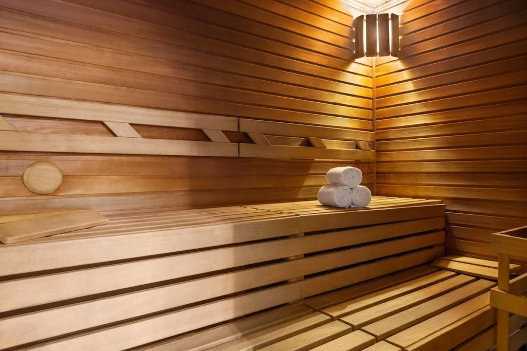Finská sauna 210 Gym & Spa Hamburk s dřevěným interiérem a tlumeným osvětlením