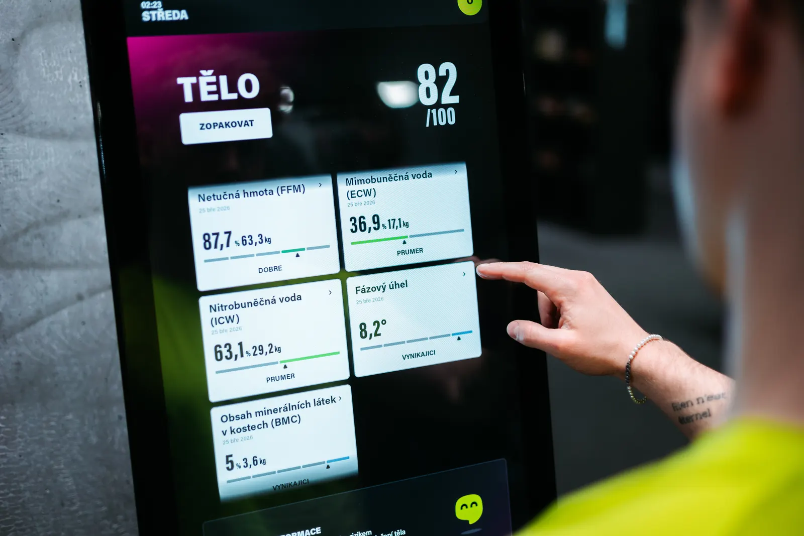 Detail displeje s výsledky složení těla: netučná hmota, voda v těle a fázový úhel